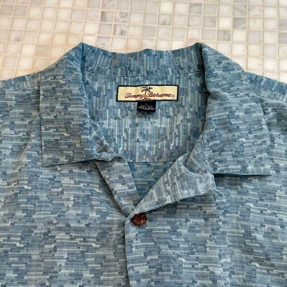Tommy Bahama Silk Blue Hawaiian Men’s Shirt with Pineapple on Back Size Large - Picture 3 of 11